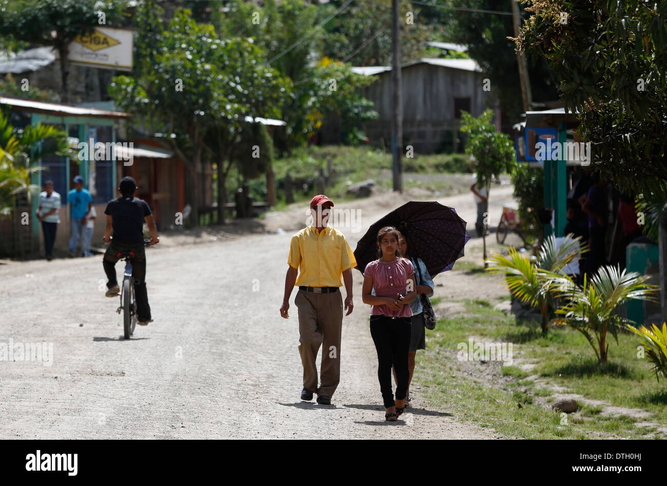 Menschen zu Fuß auf einer unbefestigten Straße in der Ortschaft Rio Blanco, Nicaragua Stockfoto