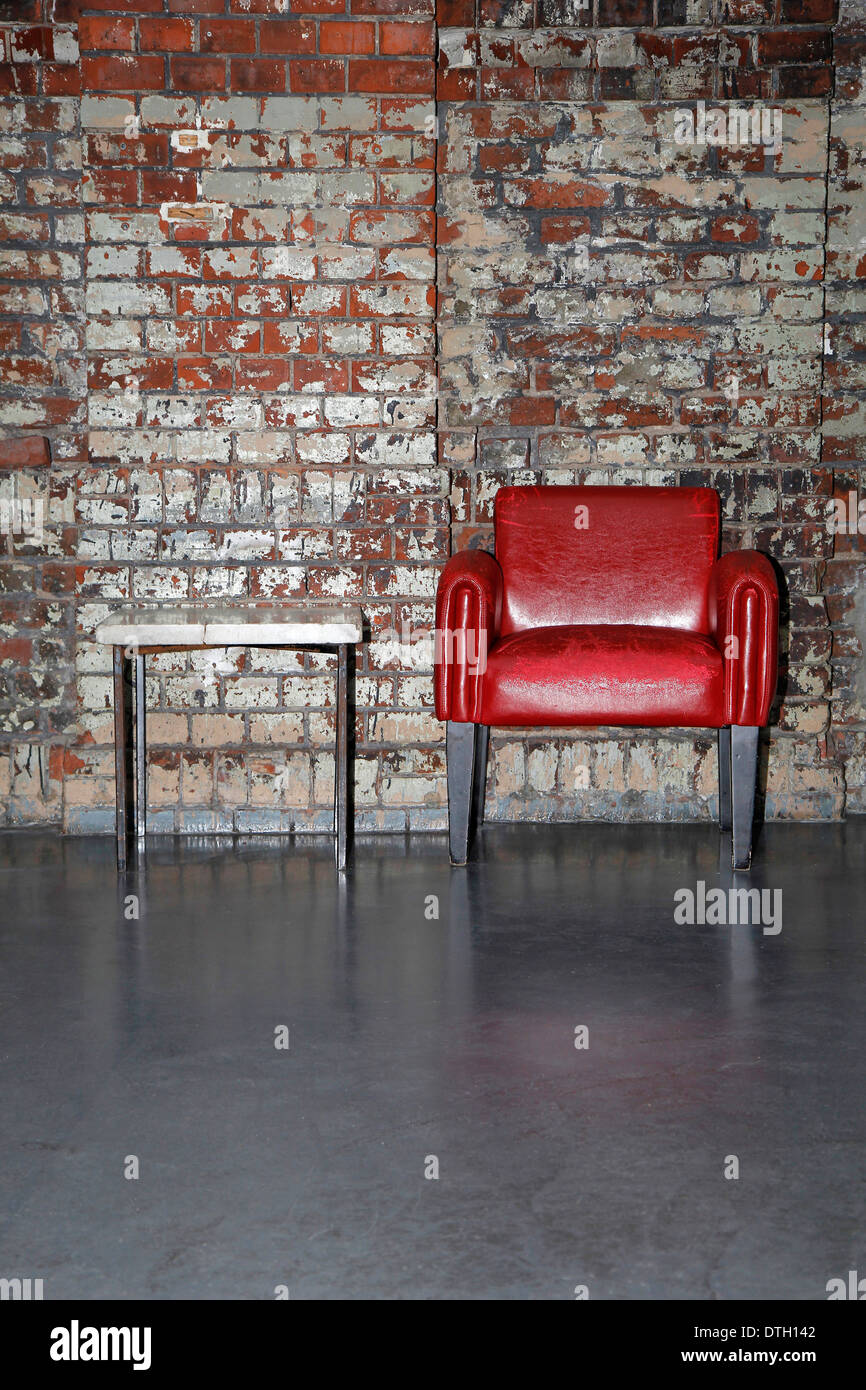 Roten Sessel vor eine alte Mauer, Tanzhaus NRW, Tanztheater, Düsseldorf, Nordrhein-Westfalen, Deutschland Stockfoto