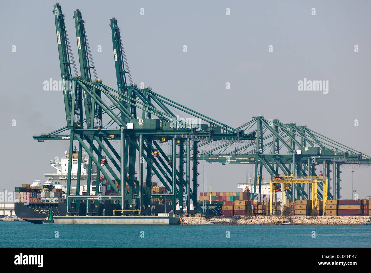 Containerschiff Ankunft Hafen Valencia, Spanien Stockfoto