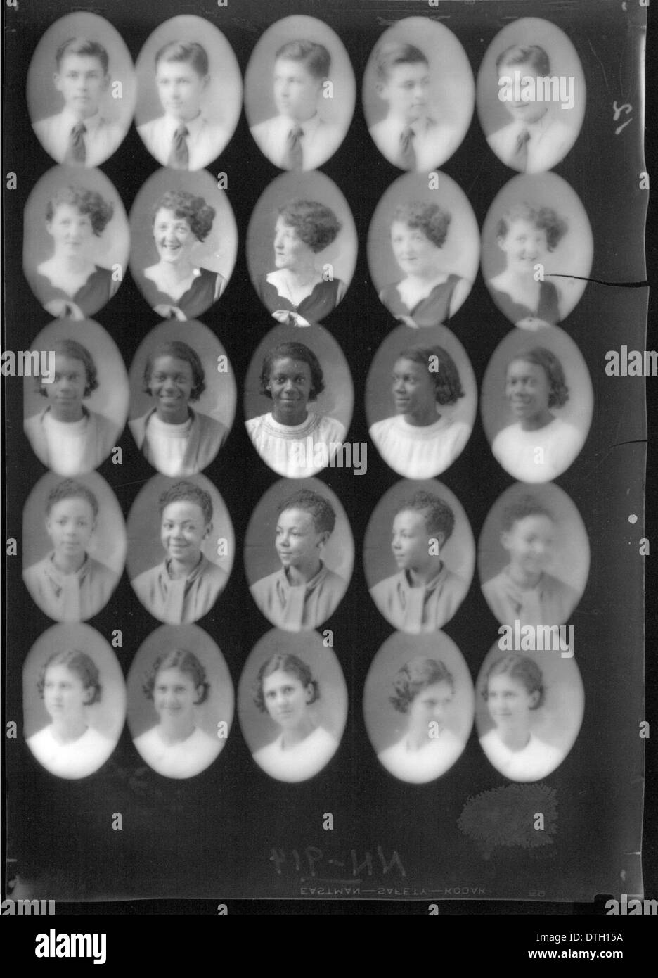 Dieses um 1933 entstandene Foto zeigt fünf afro-amerikanische Individuen, die einen Moment in der Zeit durch eine kollektive Darstellung junger Erwachsener festhalten. Das Bild bietet historische Einblicke in die afroamerikanische Gemeinschaft während des frühen 20. Jahrhunderts. Stockfoto