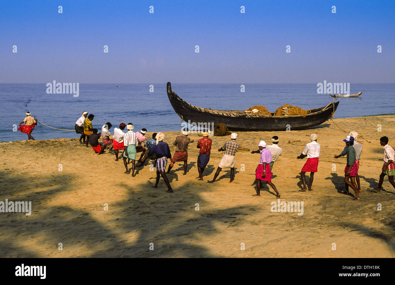 FISCHER SCHLEPPEN EINE SEINE-NET AUF EINEN STRAND VON KERALA SÜD-INDIEN Stockfoto