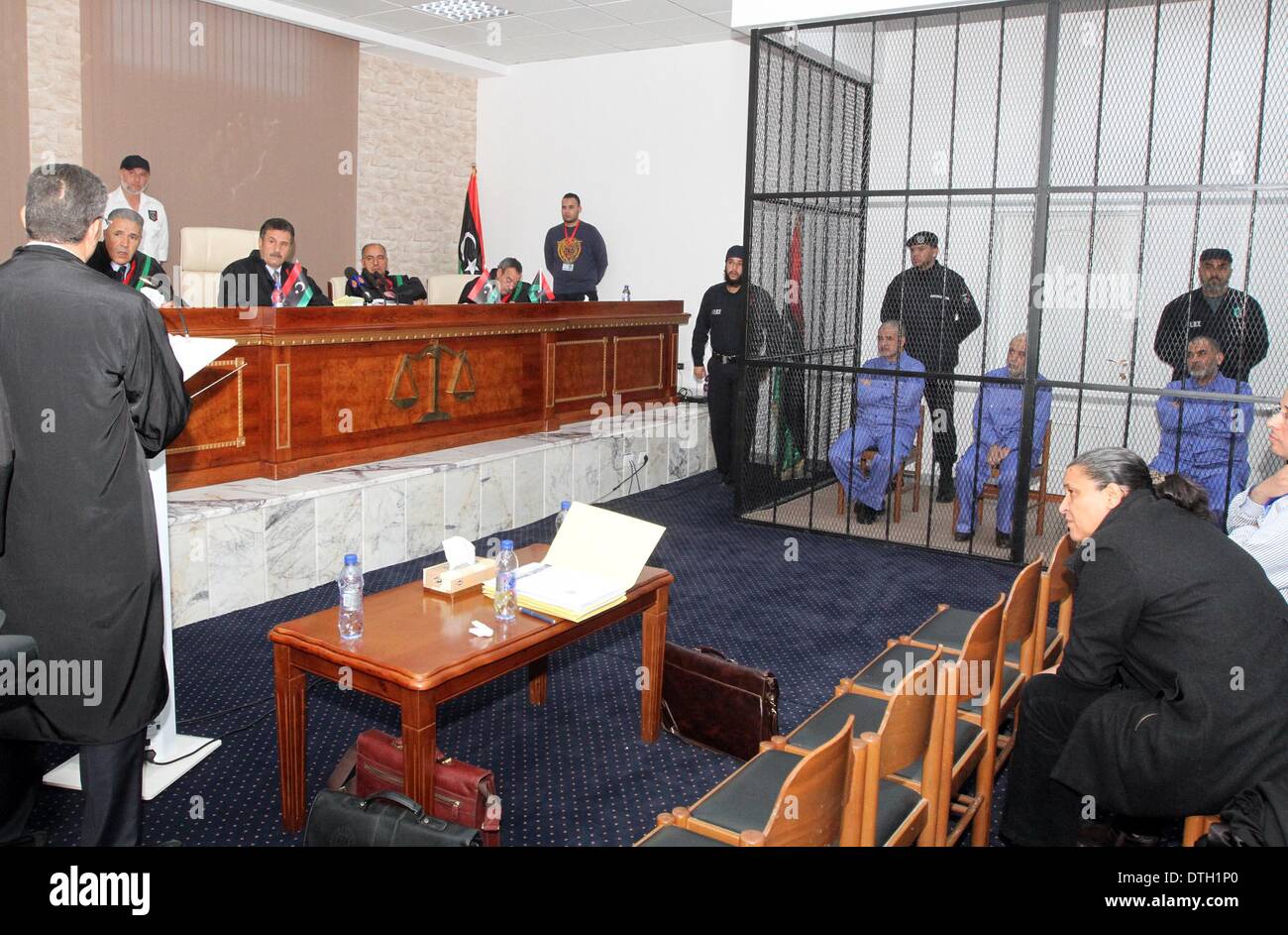 Tripoli, Libyen. 18. Februar 2014. Libyens ehemaliger Premierminister Baghdadi al-Mahmudi (C), sitzt auf der Anklagebank während seines Prozesses in Tripolis, die Hauptstadt von Libyen, 18. Februar 2014. Libyens ehemaliger Premierminister Baghdadi al-Mahmudi war der Tötung von Zivilisten und finanzielle Verbrechen vorgeworfen. (Xinhua/Hamza Türkei/Alamy Live-Nachrichten) Stockfoto