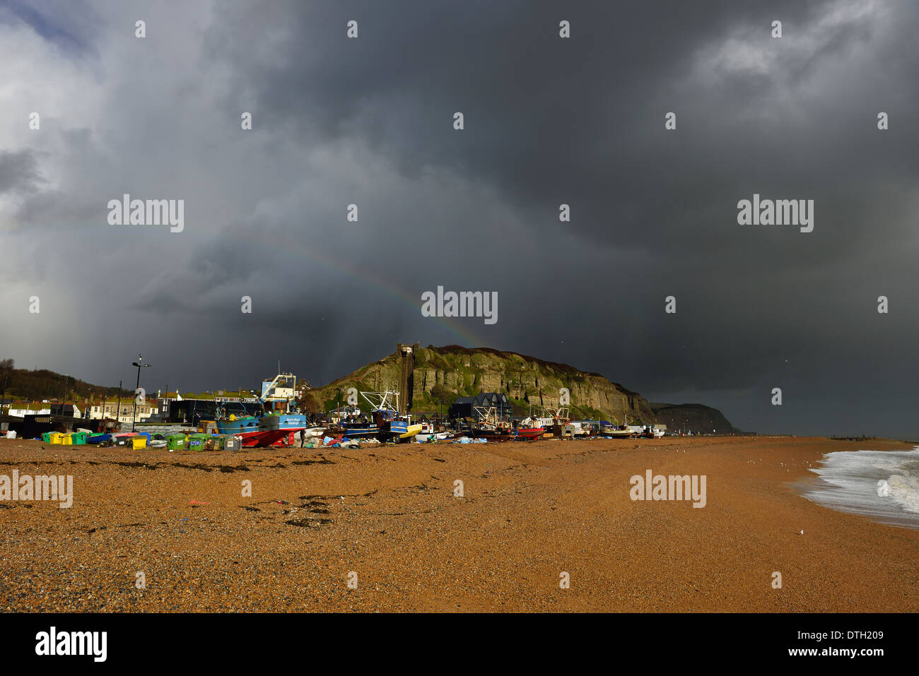 Ein Regenbogen über den Stade Angeln Strand, Altstadt, Hastings. East Sussex. UK Stockfoto