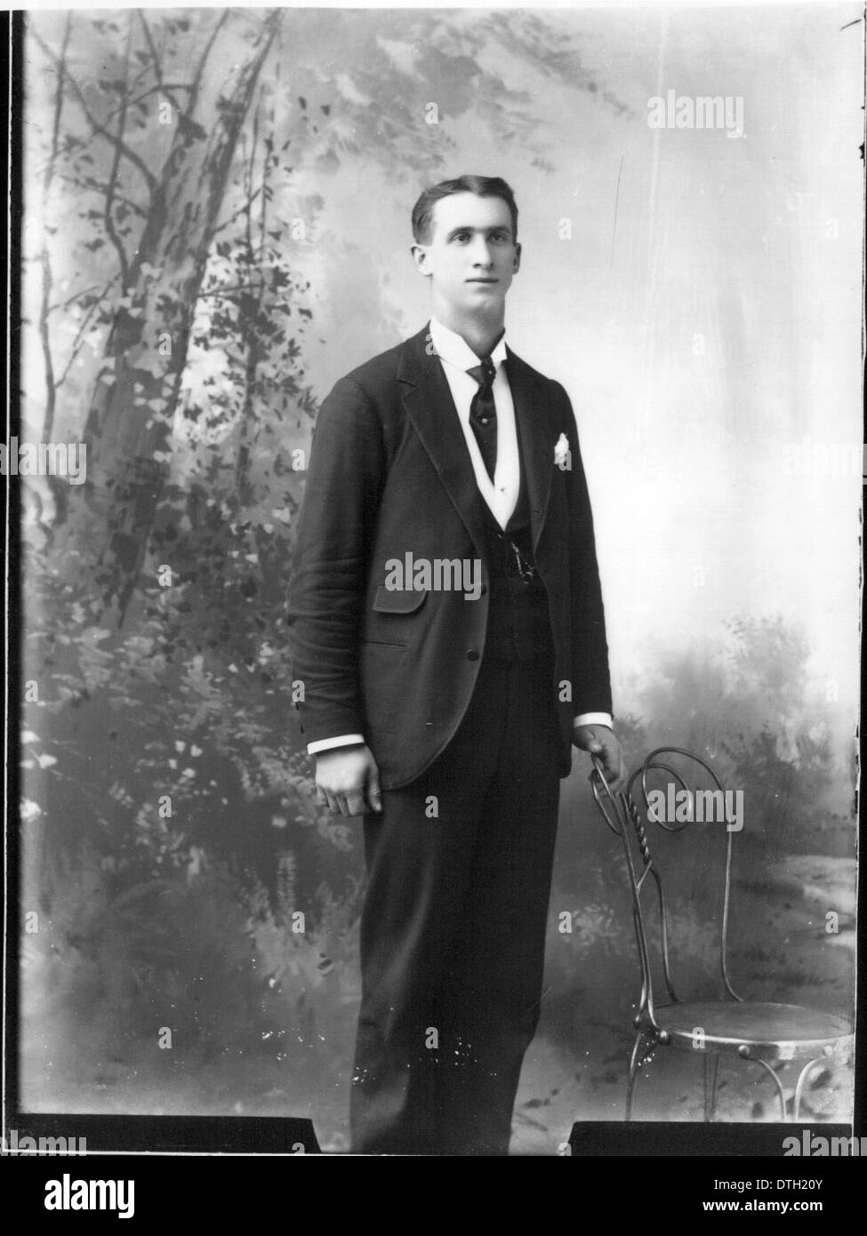 Dieses Porträtfoto in voller Länge zeigt einen unbekannten Mann, der einen Moment in der Zeit festnimmt. Es bietet einen Einblick in Mode und persönlichen Stil des frühen 20. Jahrhunderts, die als Teil der digitalen Sammlungen der Miami University aufbewahrt wurden. Stockfoto