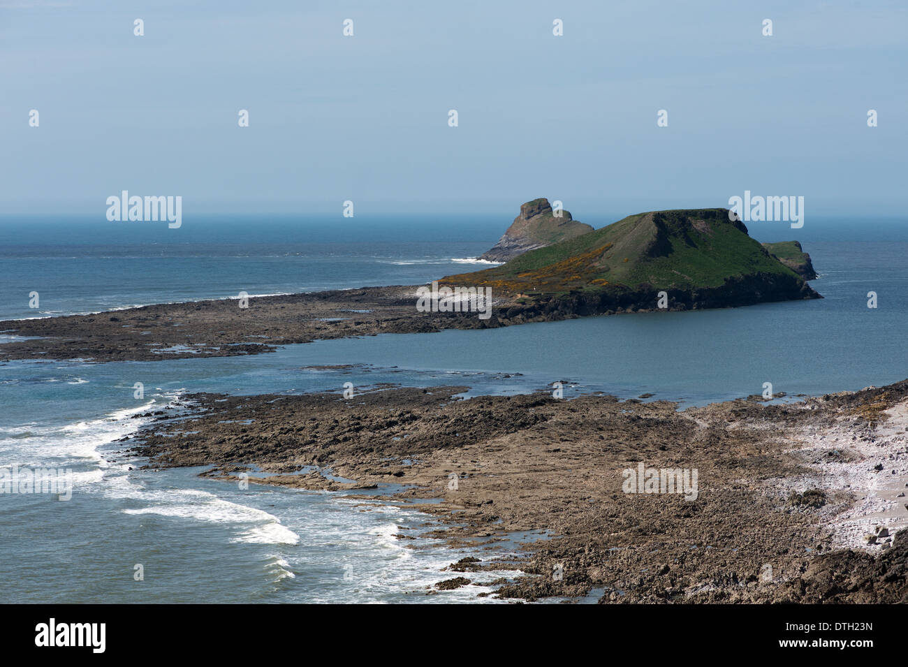 bei der Hälfte Flut das Wasser rauscht über den Damm zwischen Worms und das Ufer eine Insel erstellen Stockfoto