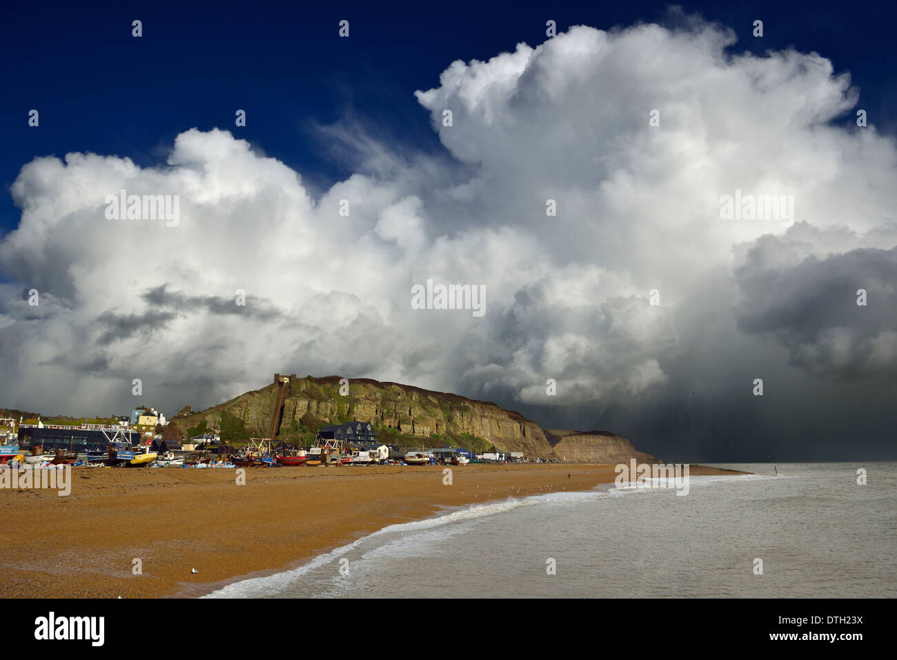 Ein schweres Gewitter über The Stade Angeln Strand, Altstadt von Hastings, East Sussex. UK Stockfoto