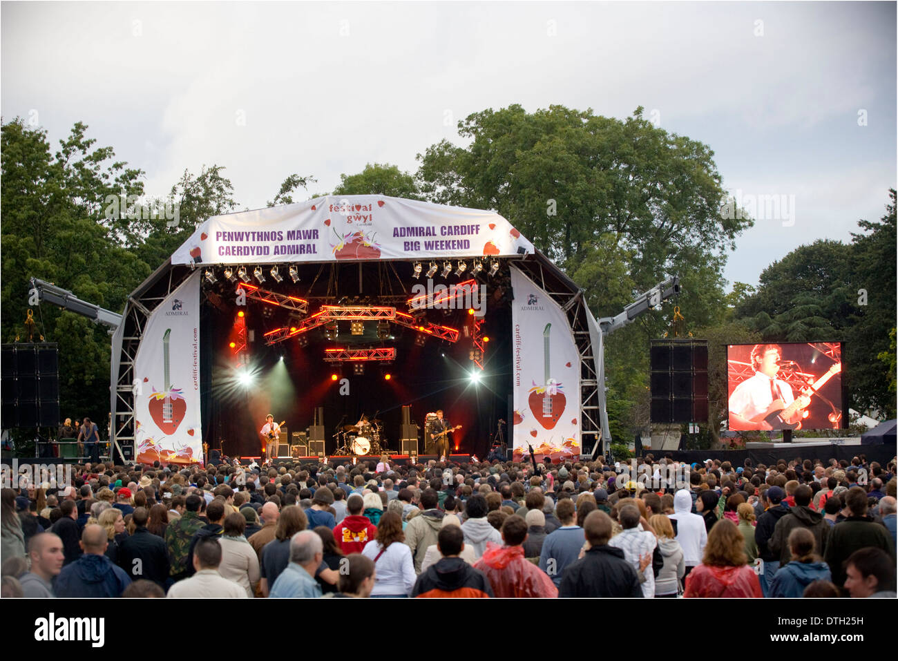 Eine Menschenmenge beobachten eine der Bands, die in einem kostenlosen Open-Air-Konzert, Teil des großen Wochenendes, Cardiff. Stockfoto