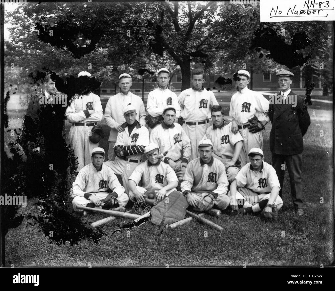Ein historisches Foto des Baseballteams der Miami University, aufgenommen 1908. Das Bild fängt das Team in ihren Uniformen ein und zeigt den Stil der College-Sportmannschaften aus dem frühen 20. Jahrhundert. Die Miami University in Oxford, Ohio, hat eine reiche Geschichte in der Hochschulathletik und dieses Bild spiegelt die Tradition des Baseballs an der Universität wider. Stockfoto