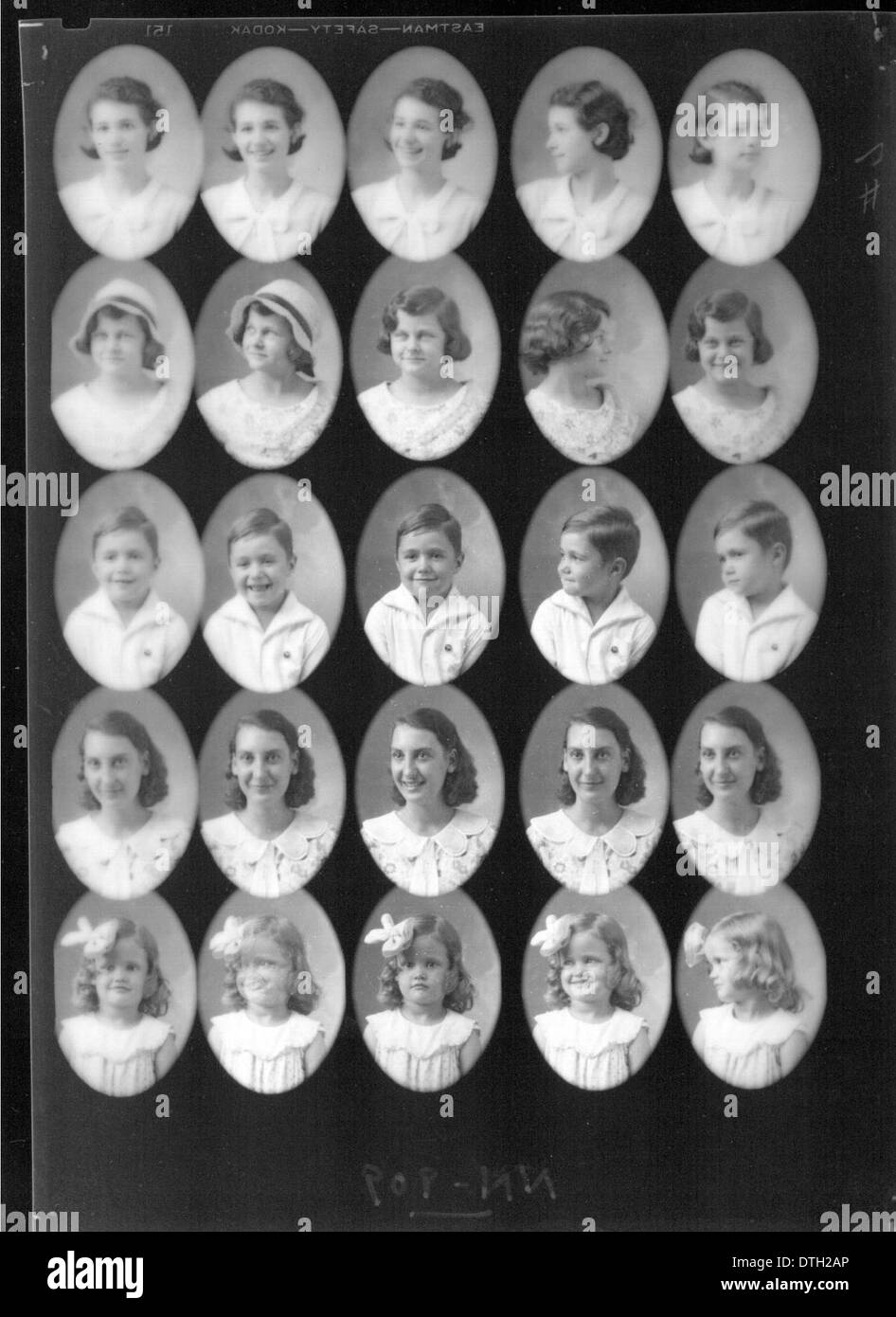 Diese um 1933 entstandene Fotografie zeigt vier Kinder und eine Frau, möglicherweise aus einem familiären oder sozialen Kreis. Das Foto bietet einen Einblick in die Stil- und Porträttraditionen des frühen 20. Jahrhunderts. Stockfoto