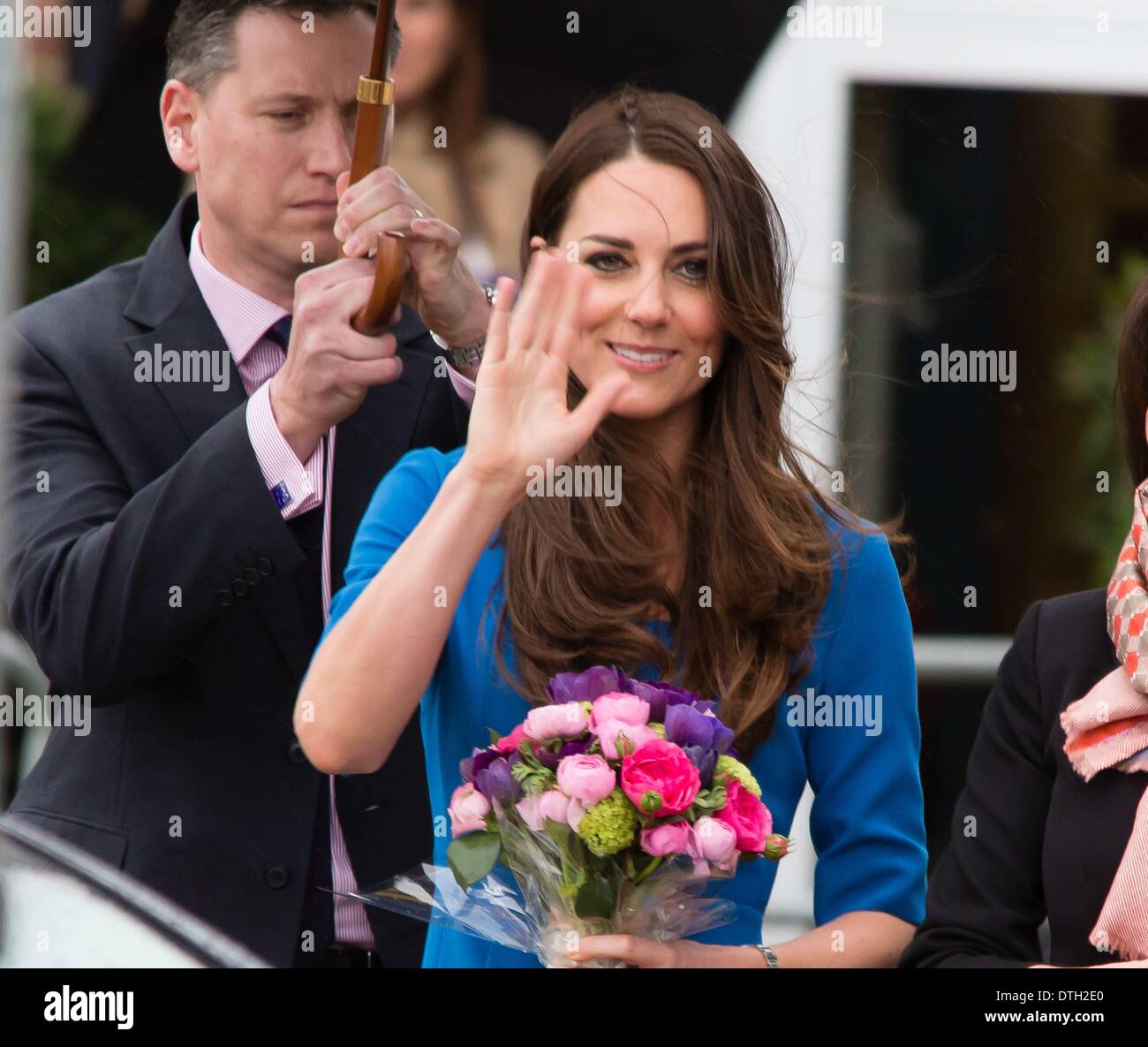 Ealing, UK. 14. Februar 2014. Die Herzogin von Cambridge, Kate Middleton, öffnet die ICAP-Kunstraum in Northolt High School in Ealing. Kunst-Raum ist eine Wohltätigkeitsorganisation, die bietet Kunst als Therapie für Kinder in Oxford und London von denen ihrer königlichen Hoheit der Patron ist. Pete Lusabia/NurPhoto/ZUMAPRESS.com/Alamy © Live-Nachrichten Stockfoto