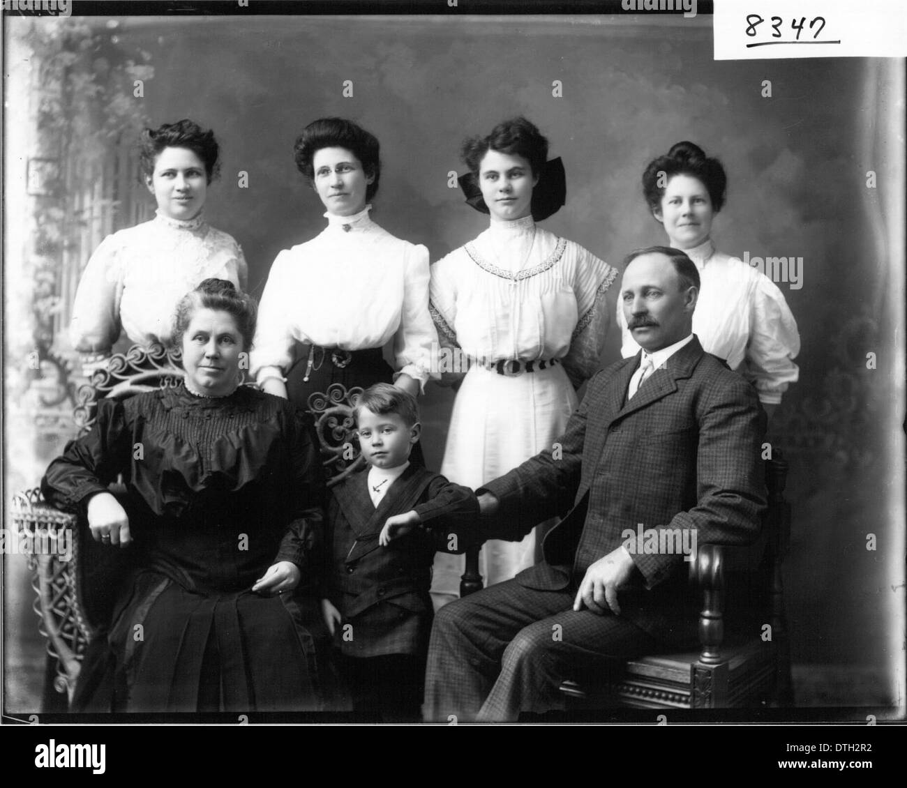 Dieses Familienporträt der Familie Jessie Petree aus dem Jahr 1908 fängt einen Moment im amerikanischen Familienleben des frühen 20. Jahrhunderts ein. Die Fotografie betont die familiäre Bindung und die typische Kleidung dieser Zeit, die in einem historischen Kontext steht. Stockfoto