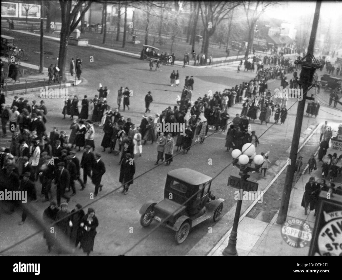 Dieses historische Foto zeigt die Prozession zum Waffenstillstand am 11. November 1918 in Oxford, Ohio, die das Ende des Ersten Weltkriegs markiert. Die Prozession zeigt die Teilnahme der Gemeinde an der feierlichen Zeremonie, bei der Militärpersonal, Bürger und Autos anwesend sind. Stockfoto
