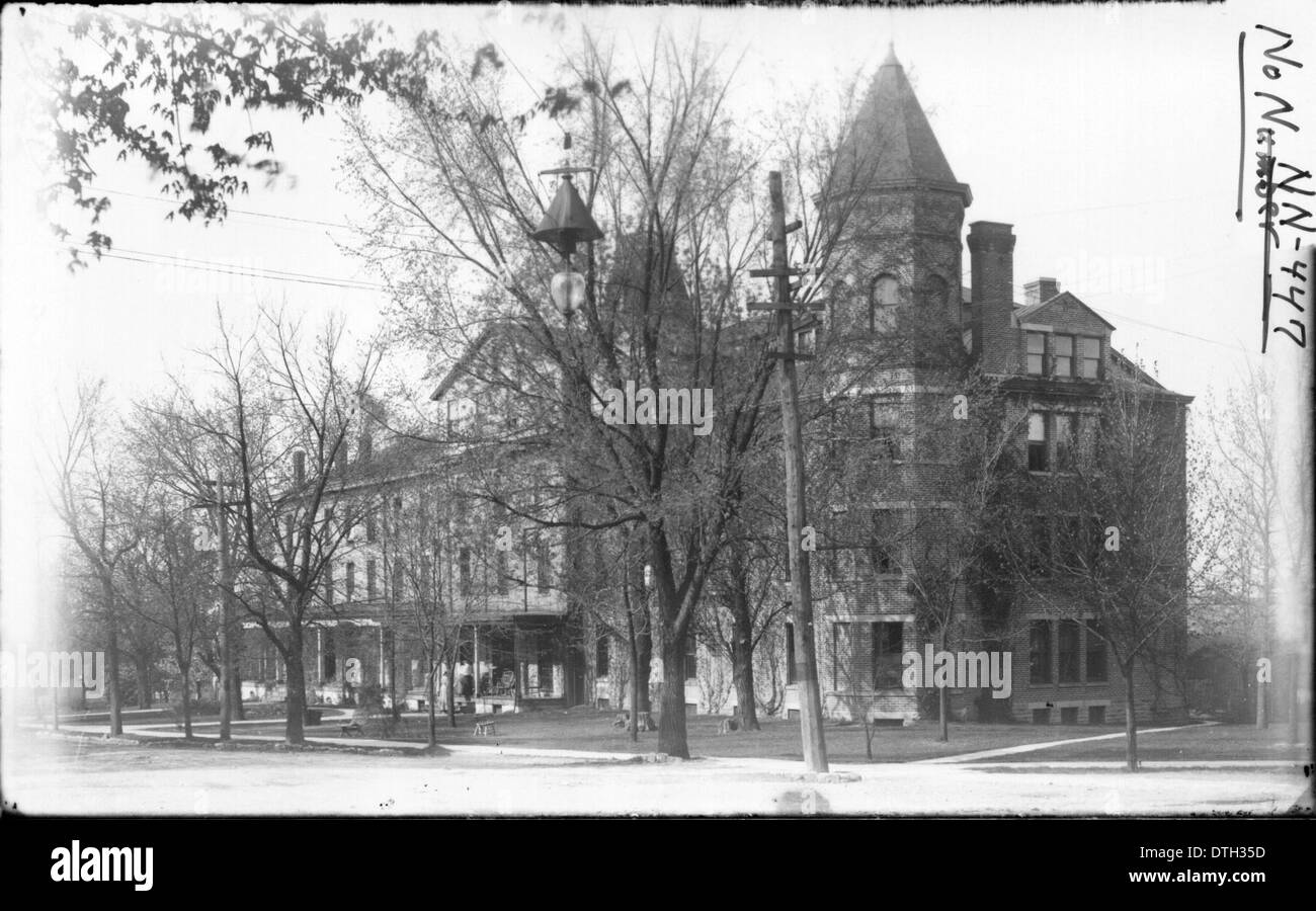 Dieses Foto zeigt das Oxford College aus dem Nordosten und zeigt seinen architektonischen Stil und seine Bedeutung als führende Bildungseinrichtung in Oxford, Ohio. Das Bild ist Teil der Miami University Kollektion und spiegelt seine Geschichte in der Frauenbildung und akademischen Exzellenz wider. Stockfoto