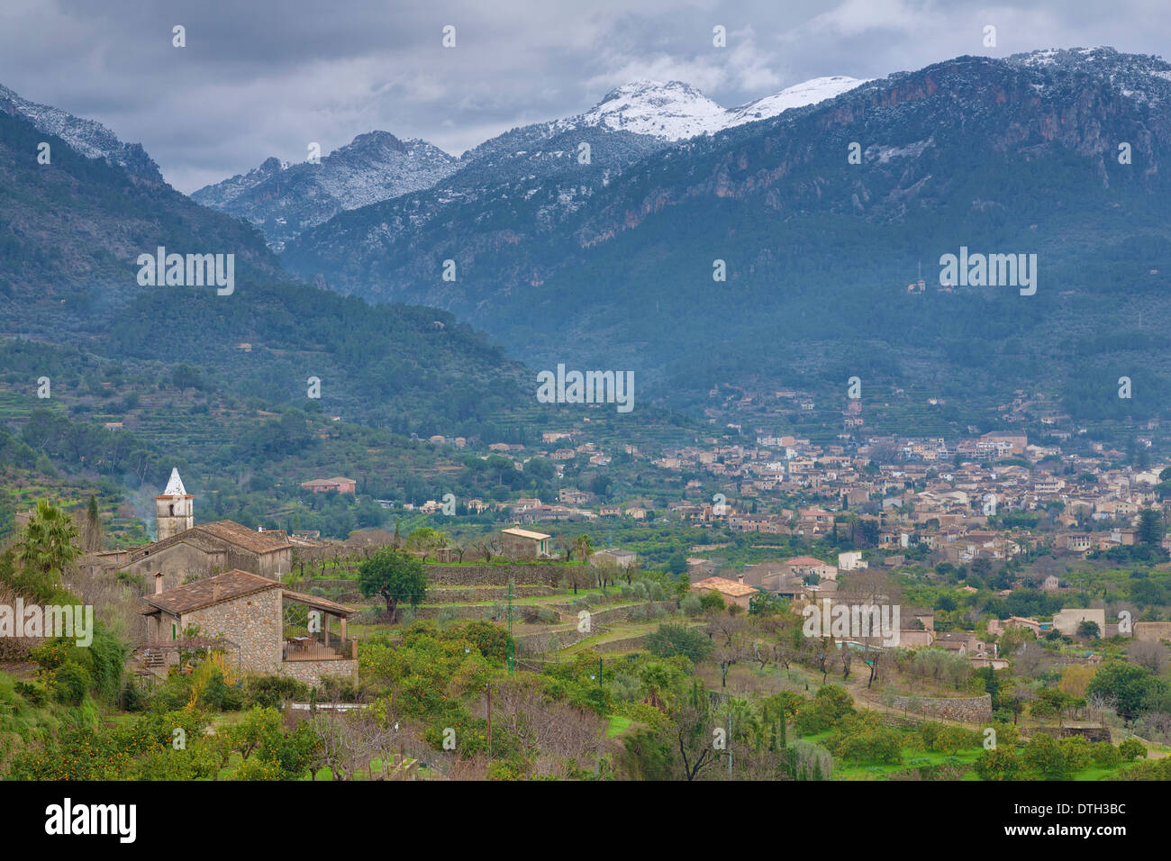 Biniaraix Dorf und Stadt Sóller hinter. Tramuntana-Gebirge nach einem Winter Schneefall. Mallorca, Balearen, Spanien Stockfoto