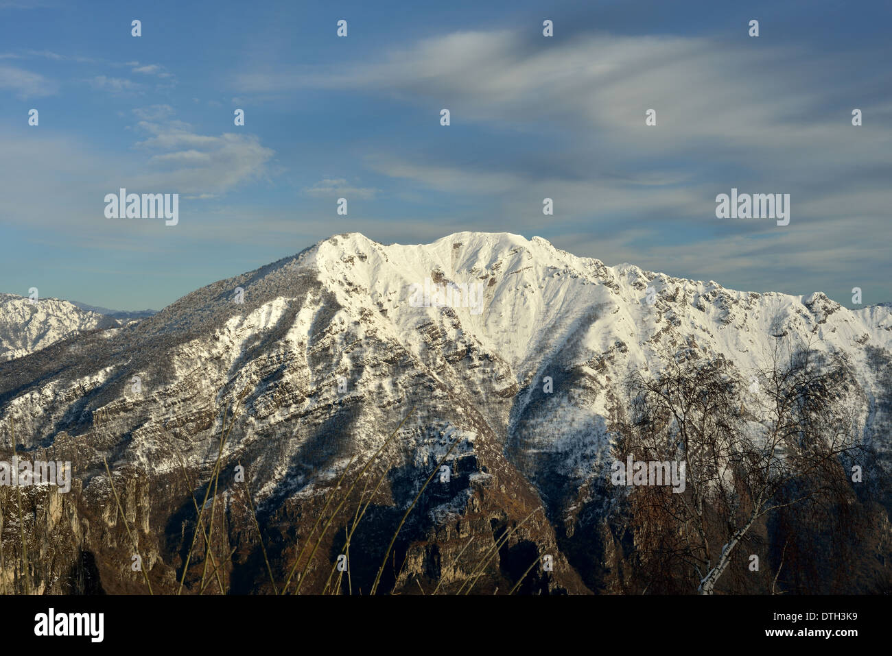 Winterlandschaft von Monte due Mani (zwei Hände Berg). Blick vom südlichen Grigna. Stockfoto