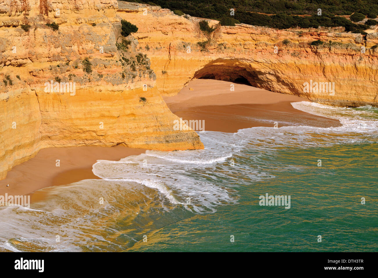 Portugal, Algarve: Blick auf keinen Namen Strand und kleinen Höhle an der Küste von Benagil Stockfoto