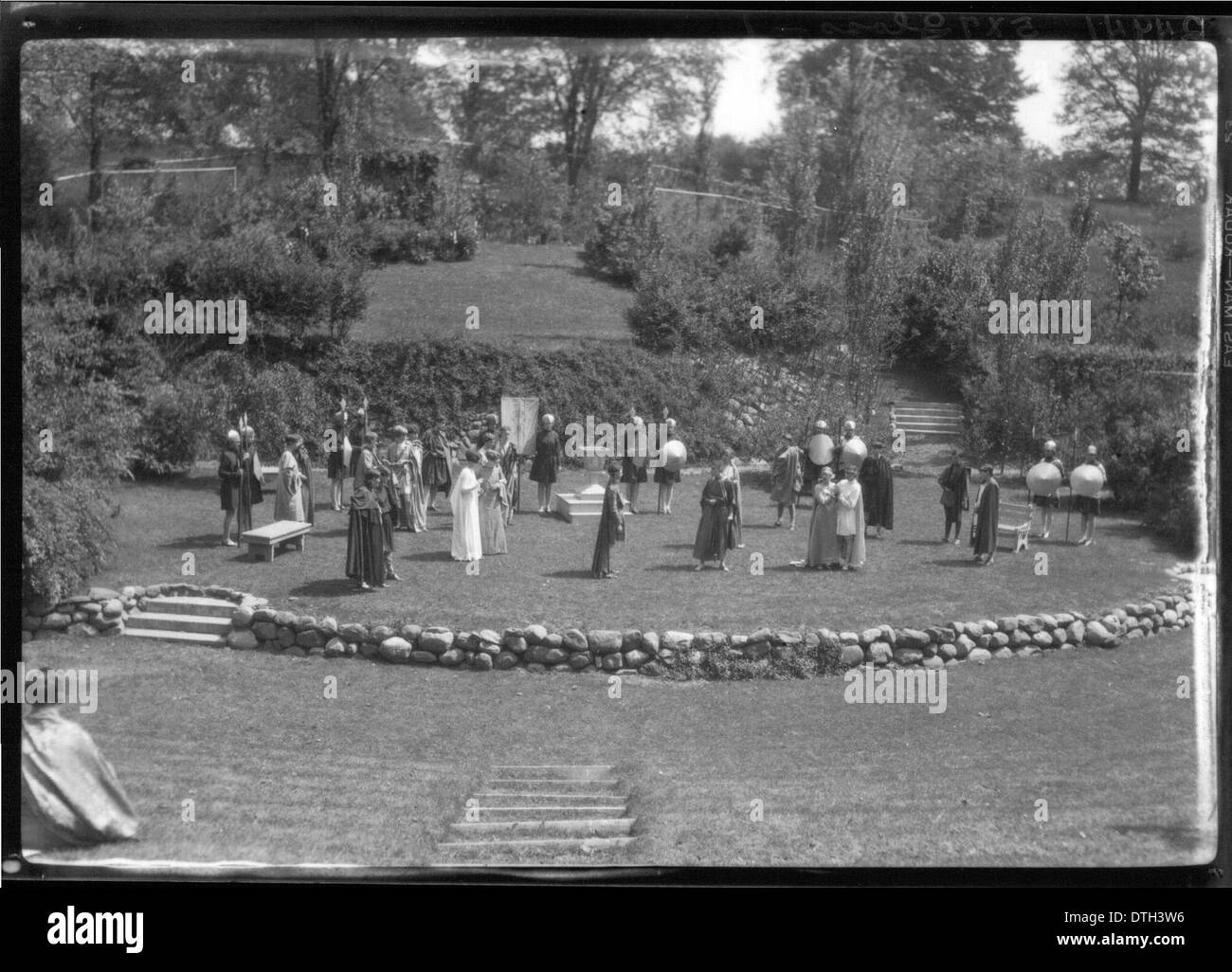 Dieses Foto aus dem Jahr 1927 zeigt Studenten des Western College, die am Tree Day teilnehmen, einer Veranstaltung, die sich auf Naturfeiern und Outdoor-Aktivitäten konzentriert. Es zeigt Studierende, die außerschulische Aktivitäten mit Open-Air-Theaterproduktionen durchführen und symbolisiert das Engagement der Institution für die Frauenbildung und die Beteiligung der Studierenden an Gemeindeveranstaltungen. Stockfoto