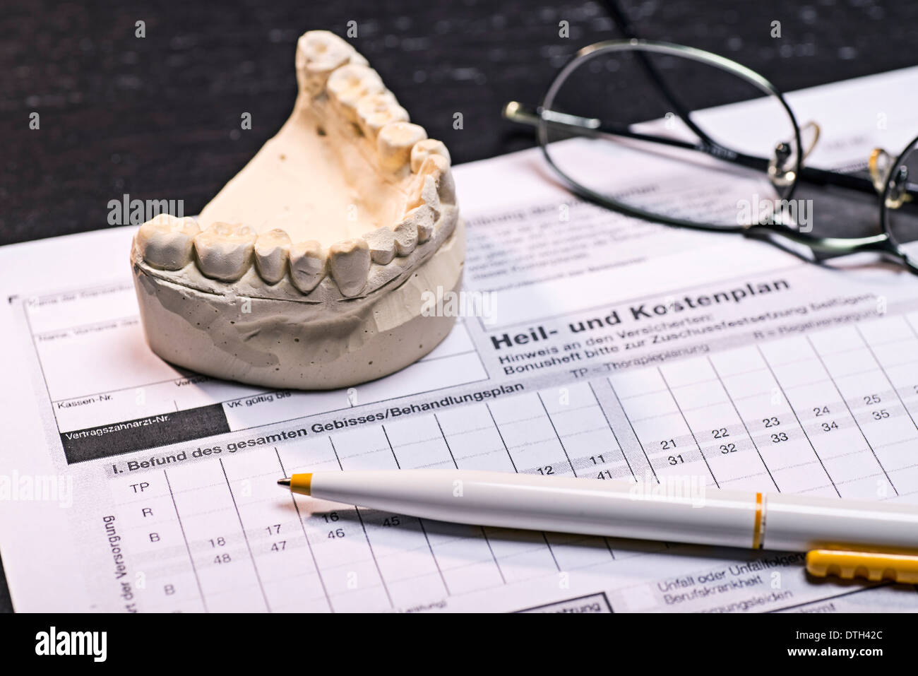 Behandlungs- und Kostenplan für Zahnersatz. Stockfoto