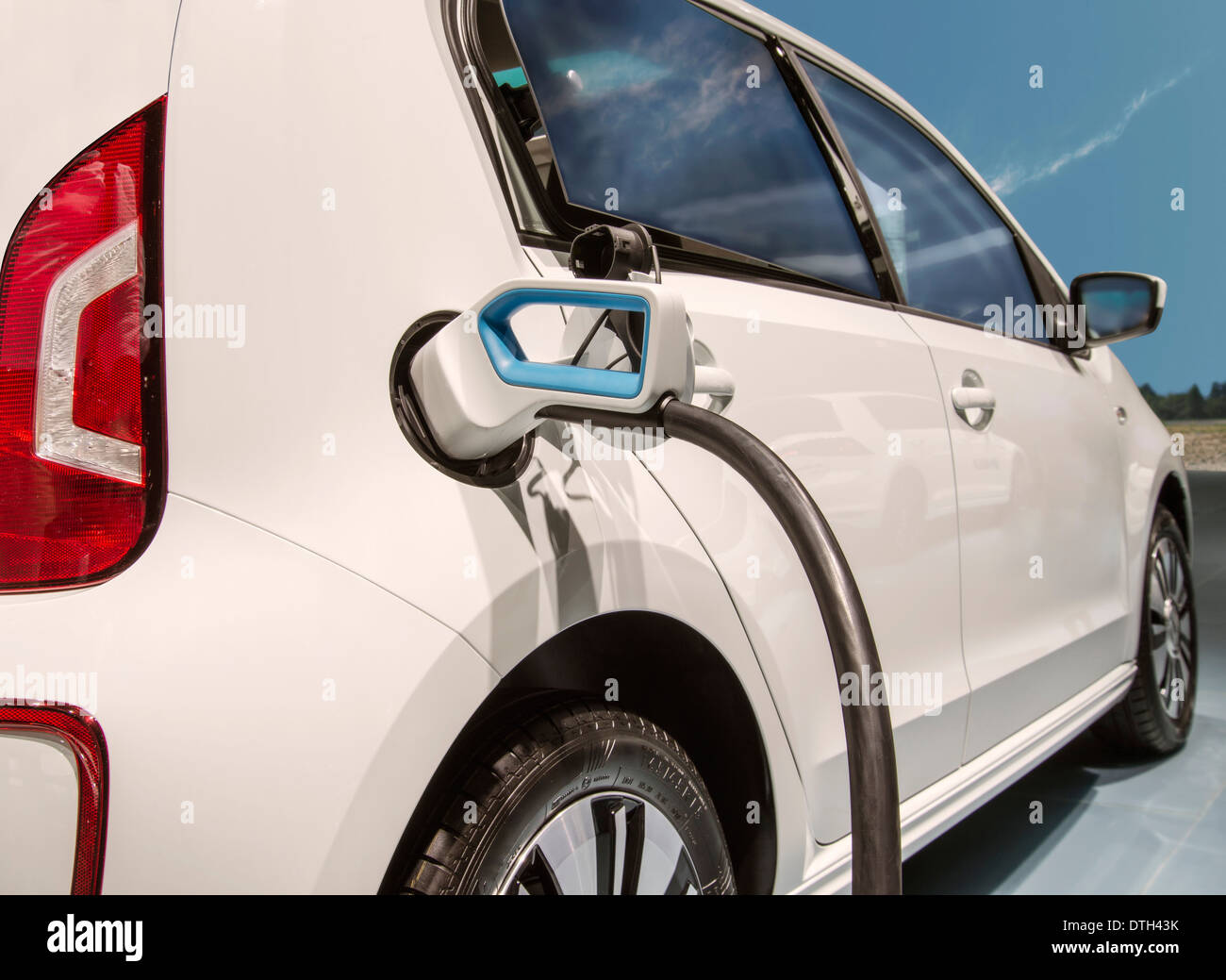 Ein Elektroauto wird an einer Ladestation und laden angeschlossen. Stockfoto Ein Elektroauto wird an einer Ladestation und laden angeschlossen. Stockfoto