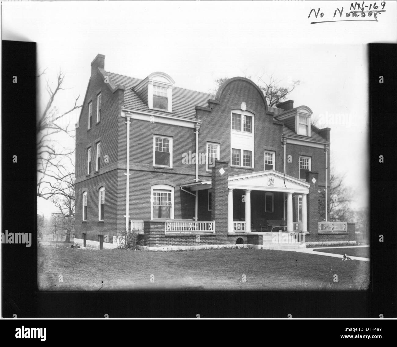 Das Phi Delta Theta House an der Miami University, erbaut 1913, ist ein historisches Gebäude, das den architektonischen Stil von Bruderschaftshäusern aus dem frühen 20. Jahrhundert widerspiegelt. Es war ein integraler Bestandteil des Campus und diente als Anlaufstelle für Aktivitäten und Veranstaltungen für Studenten. Stockfoto
