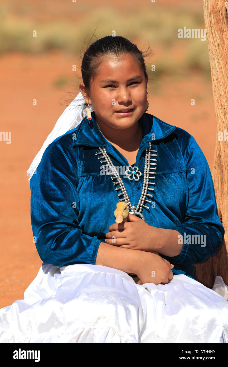 Navajo stammende Frau mit Entlein, Monument Valley, Utah, USA / native american Stockfoto
