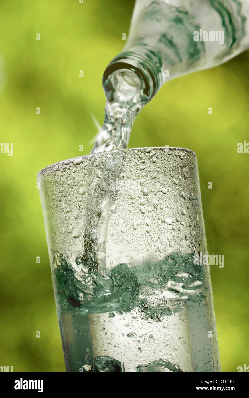 Mineral Wasser in ein Glas gegossen wird. Stockfoto