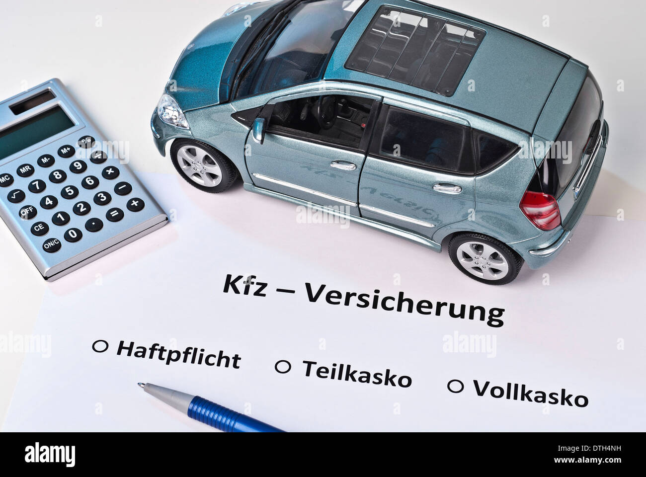 Kfz-Versicherung mit einer Auswahl zwischen verschiedenen Versicherungszweige. Stockfoto