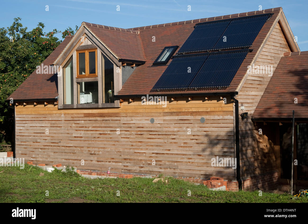 Solarthermie evakuiert Röhren auf dem Dach der Scheune Mickleton UK Stockfoto