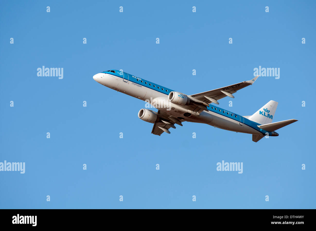 KLM Cityhopper Embraer ERJ-190 (PH-EZP) abheben am Flughafen Birmingham, UK Stockfoto