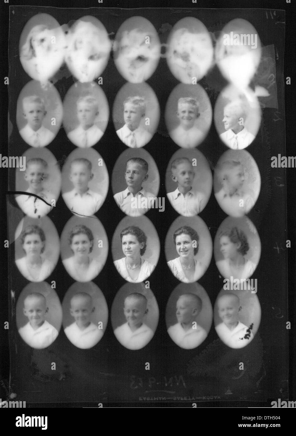 Dieses Foto aus dem Jahr 1933 zeigt drei Jungen und eine Frau und zeigt die Mode und soziale Dynamik der Epoche. Das Foto ist Teil der historischen Sammlungen der Miami University. Stockfoto