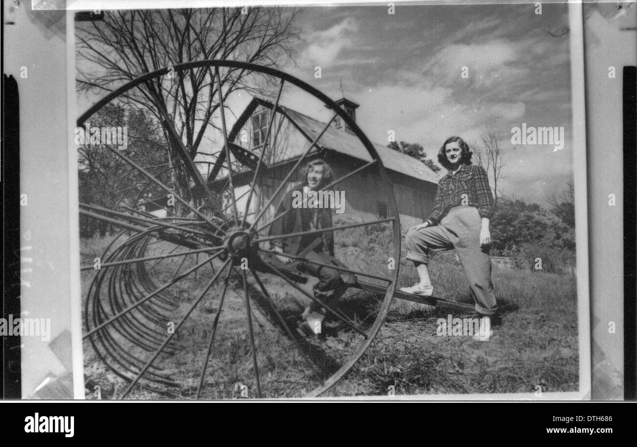 Diese Fotografie aus der Geschichte der Miami University zeigt zwei Frauen, die in der Landwirtschaft tätig sind, und zeigt landwirtschaftliche Geräte und ihre Beiträge zur landwirtschaftlichen Bildung und zum Landleben im frühen 20. Jahrhundert. Stockfoto