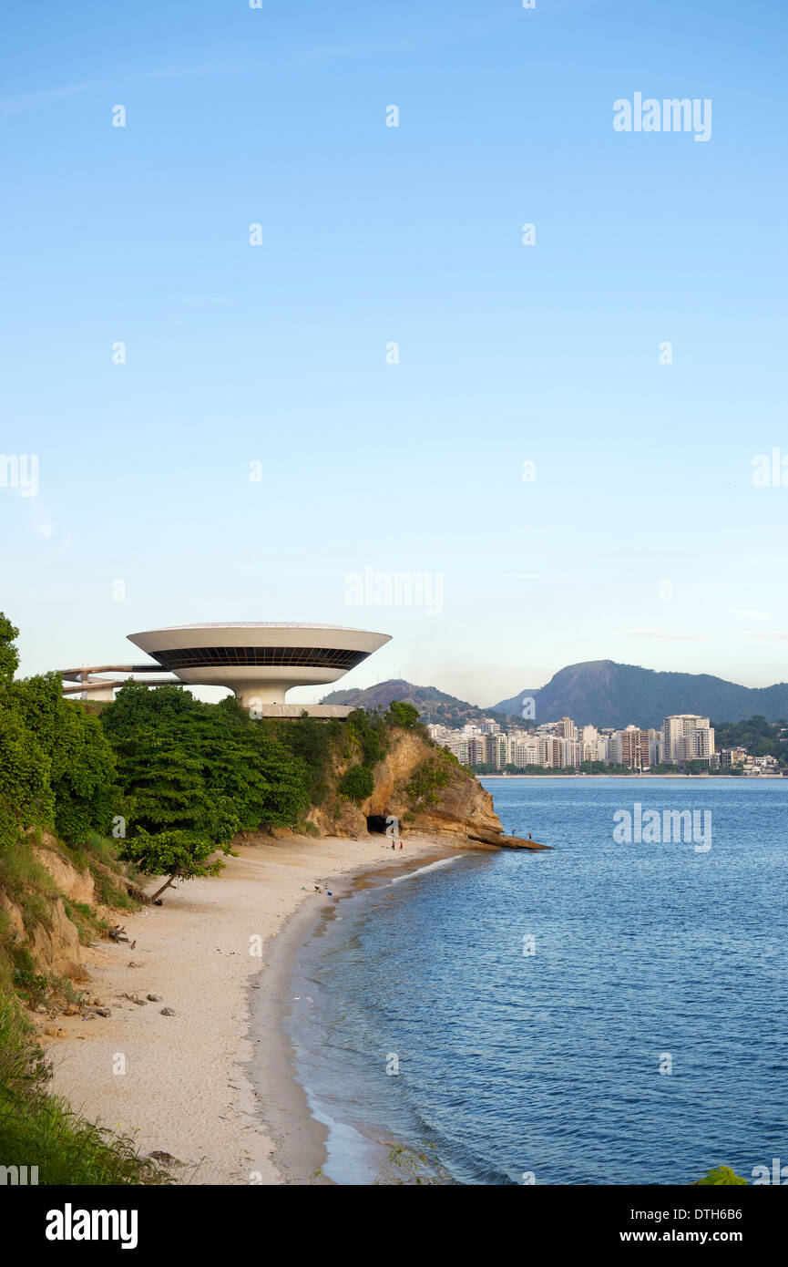 Niteroi Skyline der Stadt Rio De Janeiro Brasilien mit Strand Stockfoto