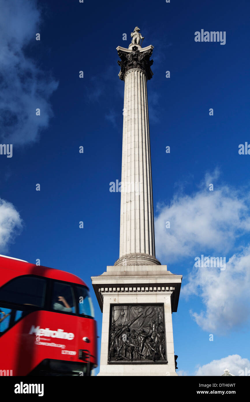 Ein roter Londoner Bus geht die Nelsonsäule. Stockfoto