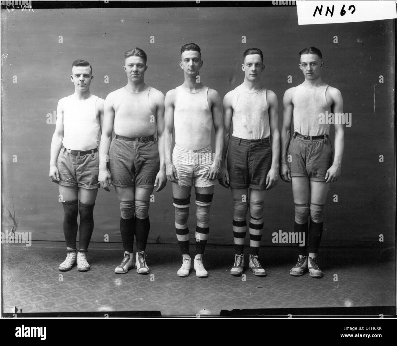 Dieses historische Foto zeigt das Basketballteam der Miami University von 1917, das die Spieler und Trainer in einem Gruppenporträt einfängt. Das Bild gibt einen Einblick in die Anfänge des College-Basketballs an der Miami University in Oxford, Ohio, und zeigt den Stil und die Kleidung der Athletikmannschaft dieser Zeit. Stockfoto