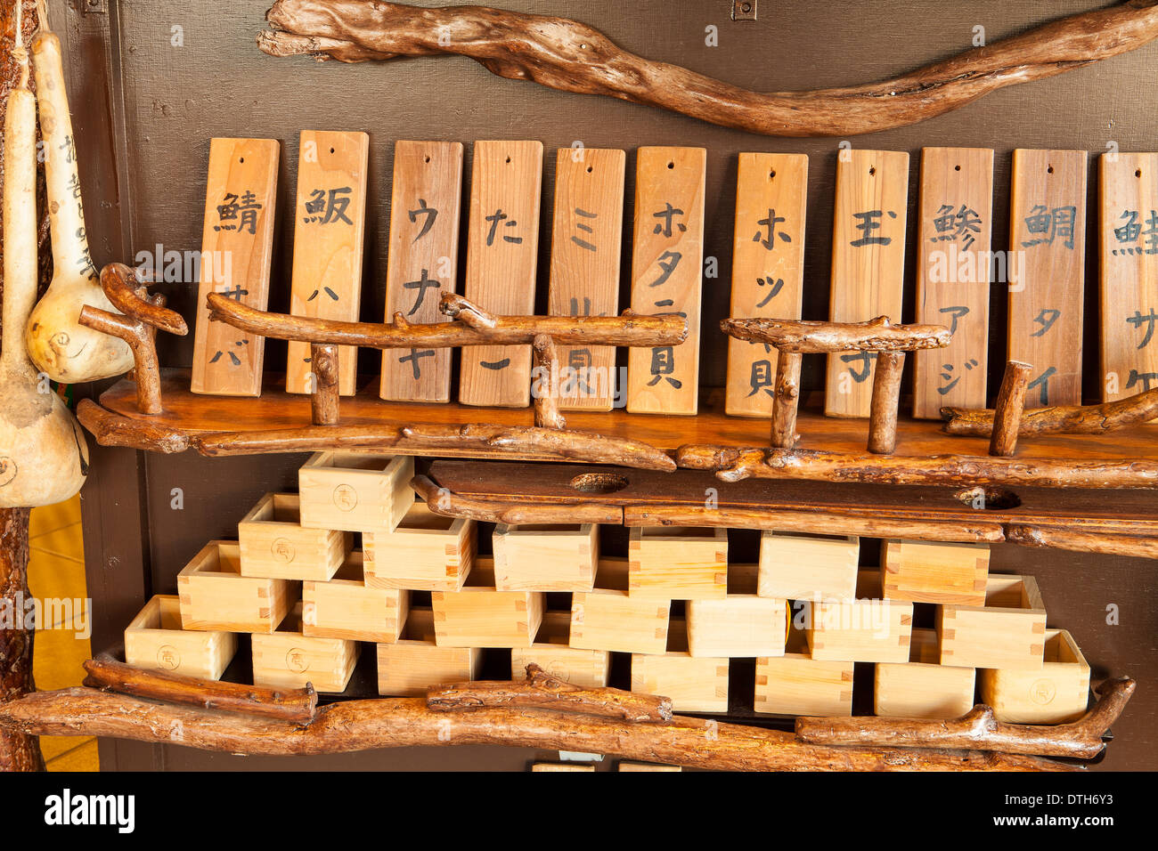 hölzerne Segen Display, Innenausbau von Itsukis Japanese Restaurant, Goleta, Kalifornien Stockfoto