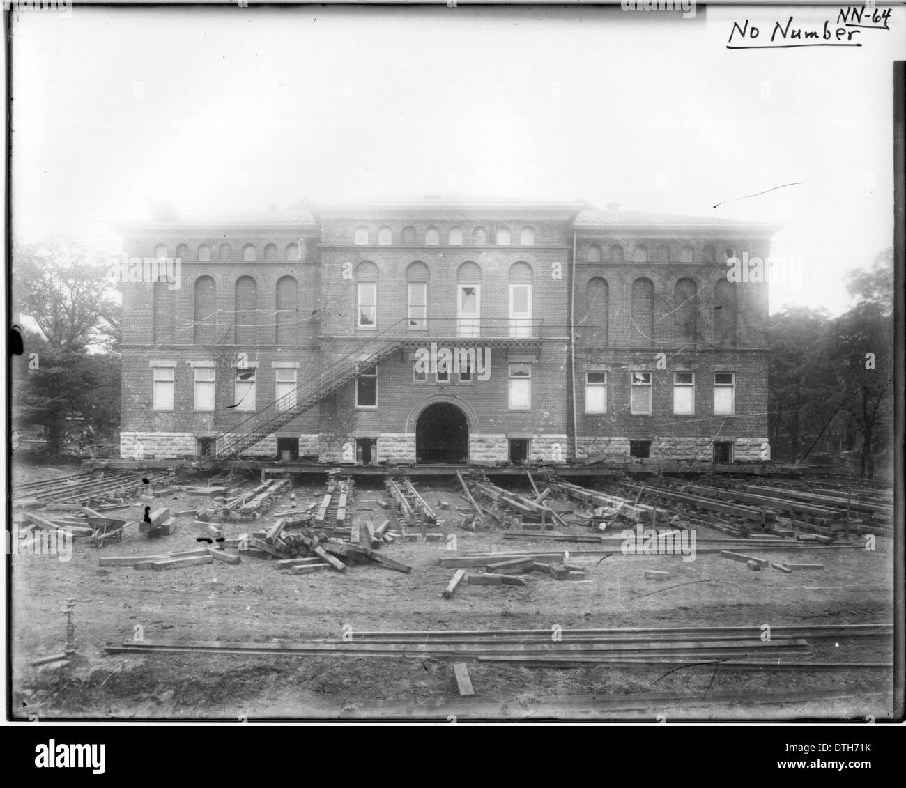 1922 wurde das Herron Gymnasium an der Miami University an einen neuen Standort verlegt, was einen bedeutenden Moment in der Geschichte der Universität markiert. Dieses Bild zeigt den einzigartigen Prozess der Bewegung großer Strukturen, der zu dieser Zeit ein ungewöhnliches Ereignis war. Die Verlegung unterstreicht die Bedeutung des Gebäudes für den Campus und seine Rolle bei der Entwicklung der Universität. Stockfoto