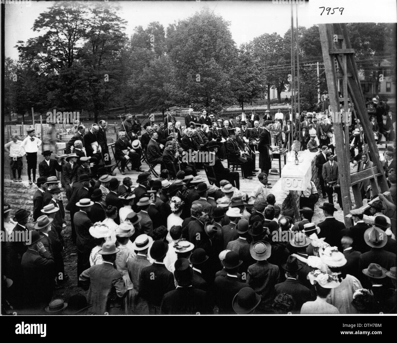 Die Grundsteinlegung für das neue Verwaltungsgebäude der Miami University im Jahr 1907 war ein bedeutendes Ereignis in der Geschichte der Institution. Das Foto zeigt die Gruppe, die sich während der Zeremonie um das Podium versammelt hat. Stockfoto