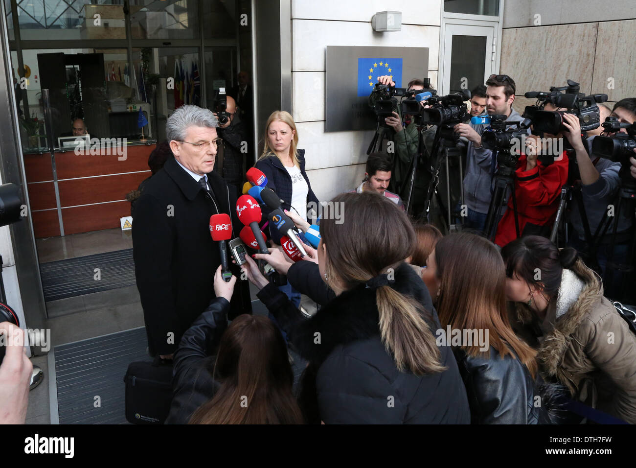 Sarajevo, Bosnien und Herzegowina. 17. Februar 2014. Hoher Funktionär der Partei SDA Sefik Dzaferovic (L) spricht zu den Medien vor die Gebäude der EU-Delegation in Bosnien und Herzegowina, Sarajevo, Bosnien und Herzegowina, 17. Februar 2014. EU-Kommissar für Erweiterung und europäische Nachbarschaft Politik Stefan Fule kam in Sarajevo bosnischen Führern der politischen Parteien zu erfüllen. © Haris Memija/Xinhua/Alamy Live-Nachrichten Stockfoto