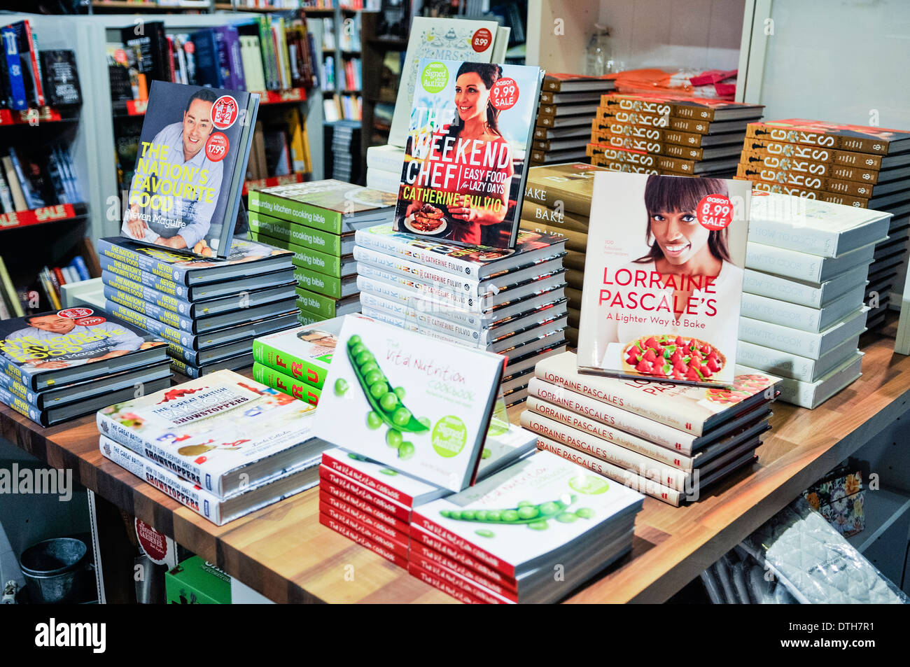 Auswahl an Kochbüchern, die in einem Buchladen angeboten werden, darunter von Lorraine Pascale, Neven Maguire und Catherine Fulvio Stockfoto