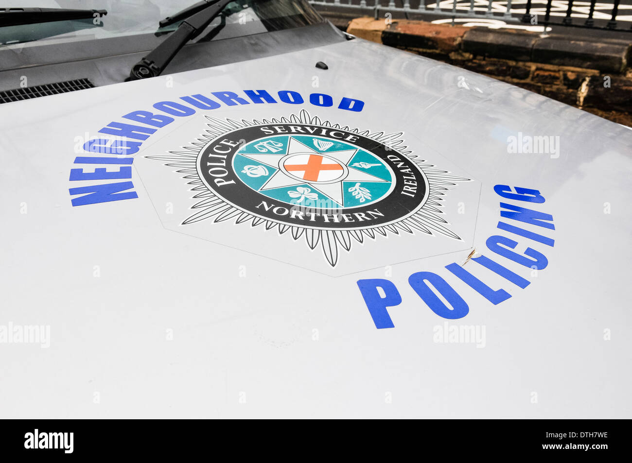 Polizei-Service von Nordirland Nachbarschaft Polizei-Logo auf der Motorhaube von einem Streifenwagen Stockfoto