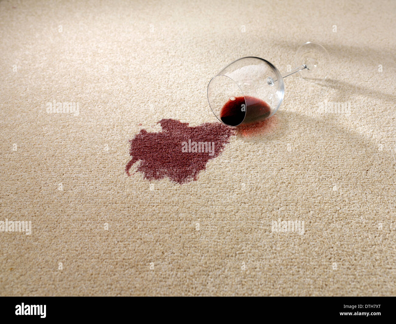 Verschuttete Rotwein Aus Dem Glas Wein Auf Dem Teppich Stockfoto