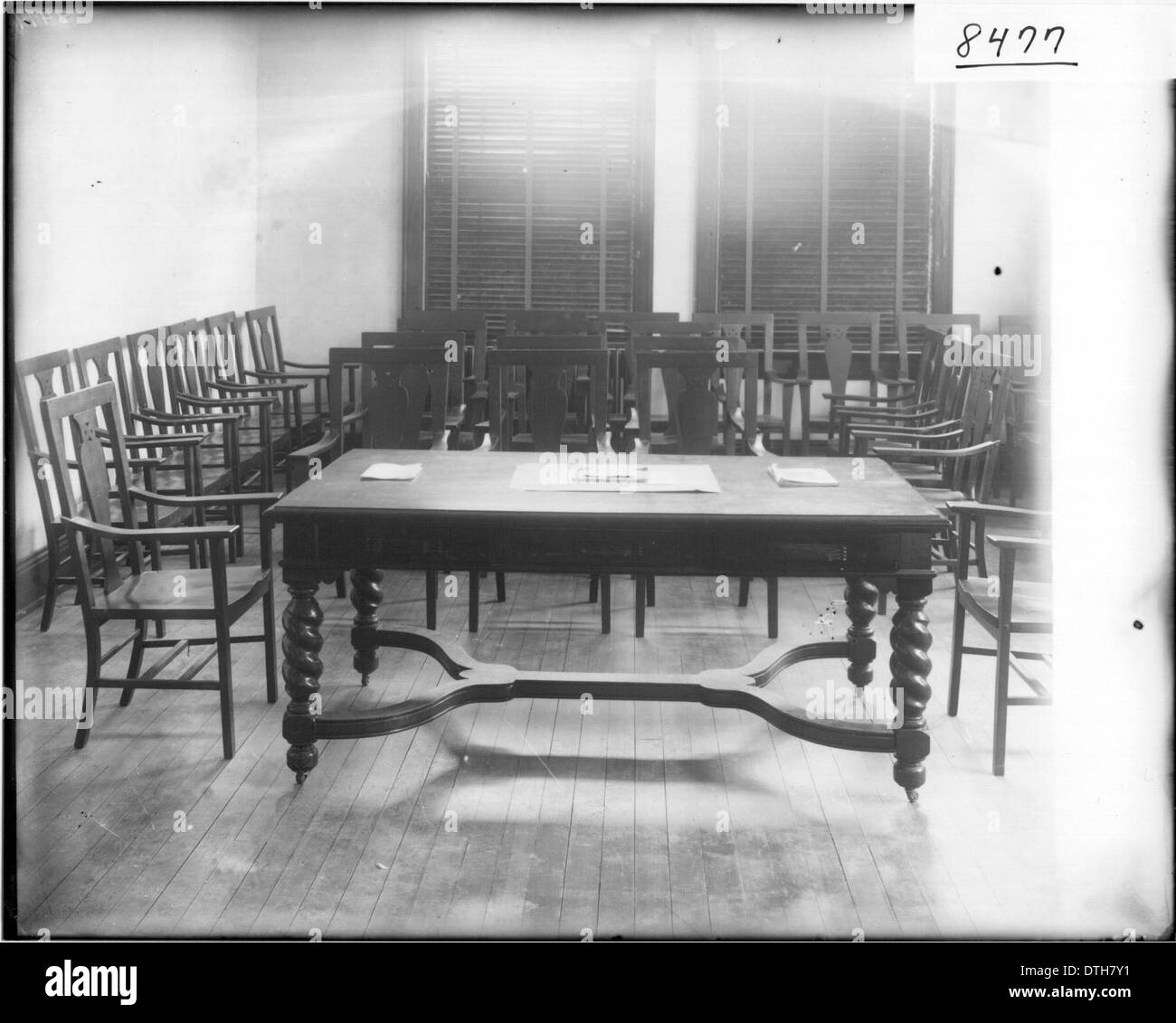 Dieses Foto zeigt den Senatssaal der Universität im neuen Verwaltungsgebäude der Miami University im Jahr 1908. Es hebt die architektonischen Merkmale und die Innenarchitektur des Gebäudes während des frühen 20. Jahrhunderts hervor. Stockfoto