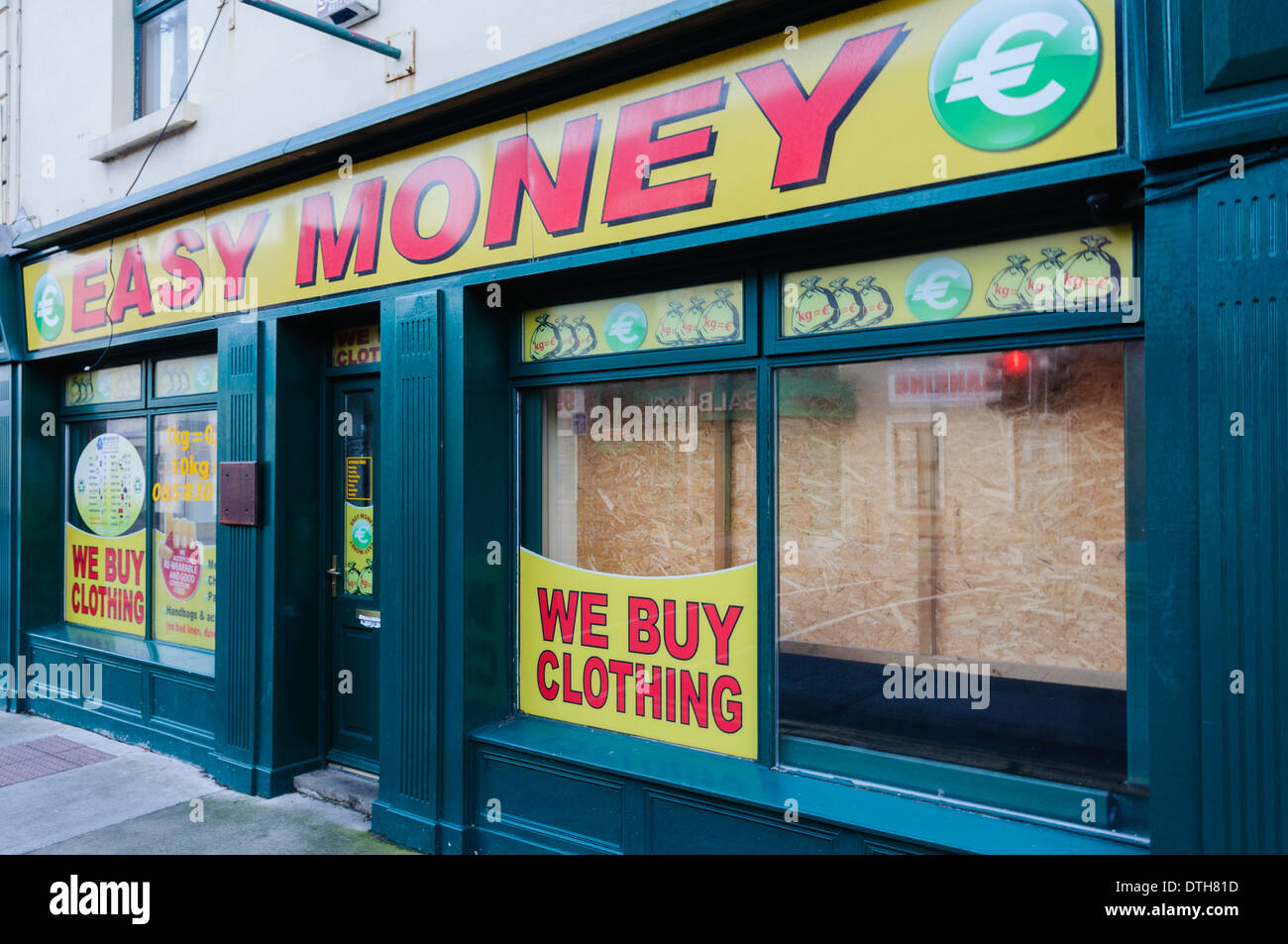Einfach Geld-Shop, Kleidung für Cash Recycling kauft Stockfoto