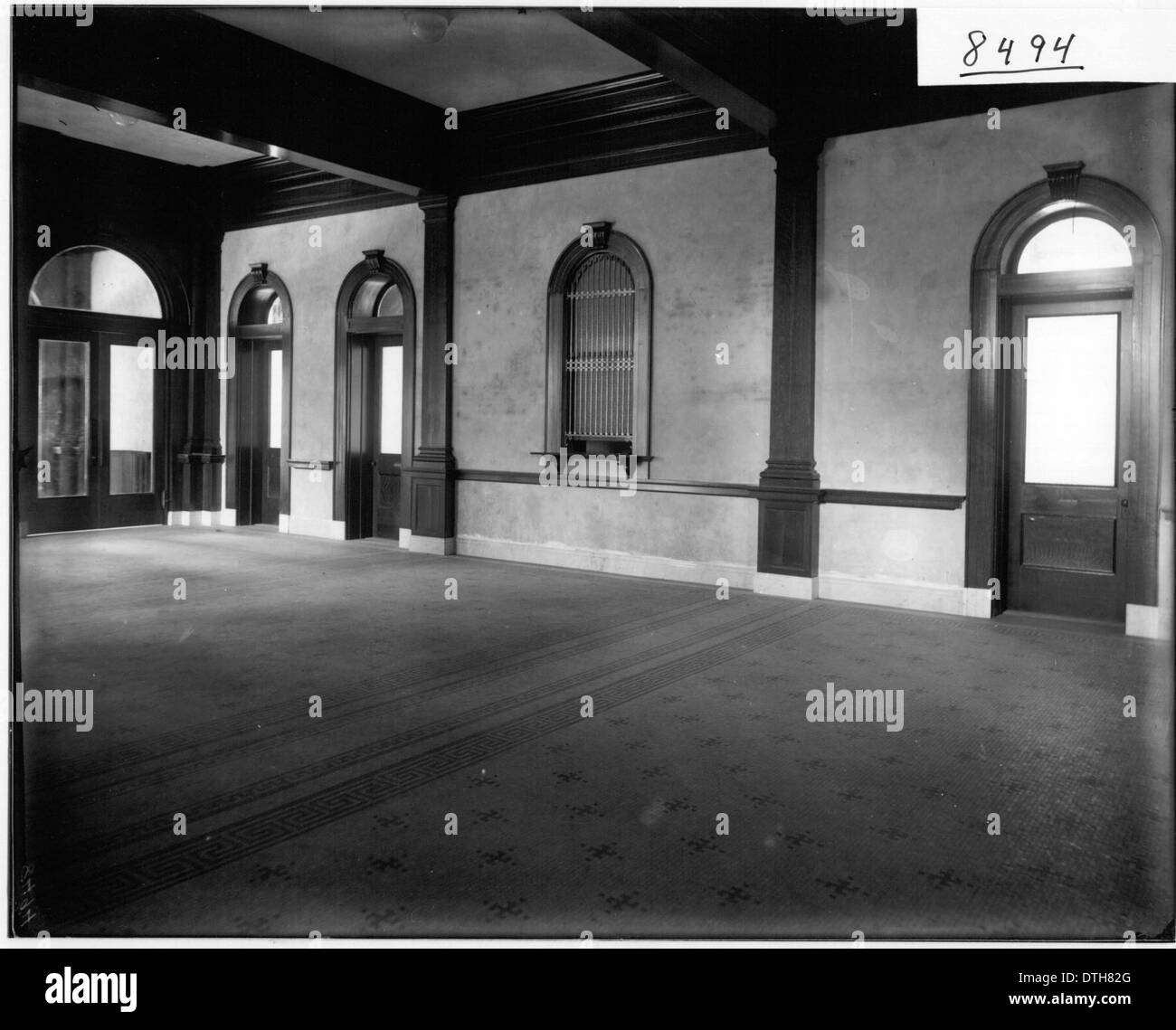Dieses Foto aus dem frühen 20. Jahrhundert zeigt die große Lobby des neuen Miami University Auditorium Building in Oxford, Ohio. Das Bild fängt die architektonische Schönheit und das Design des Eingangs des Gebäudes ein. Stockfoto