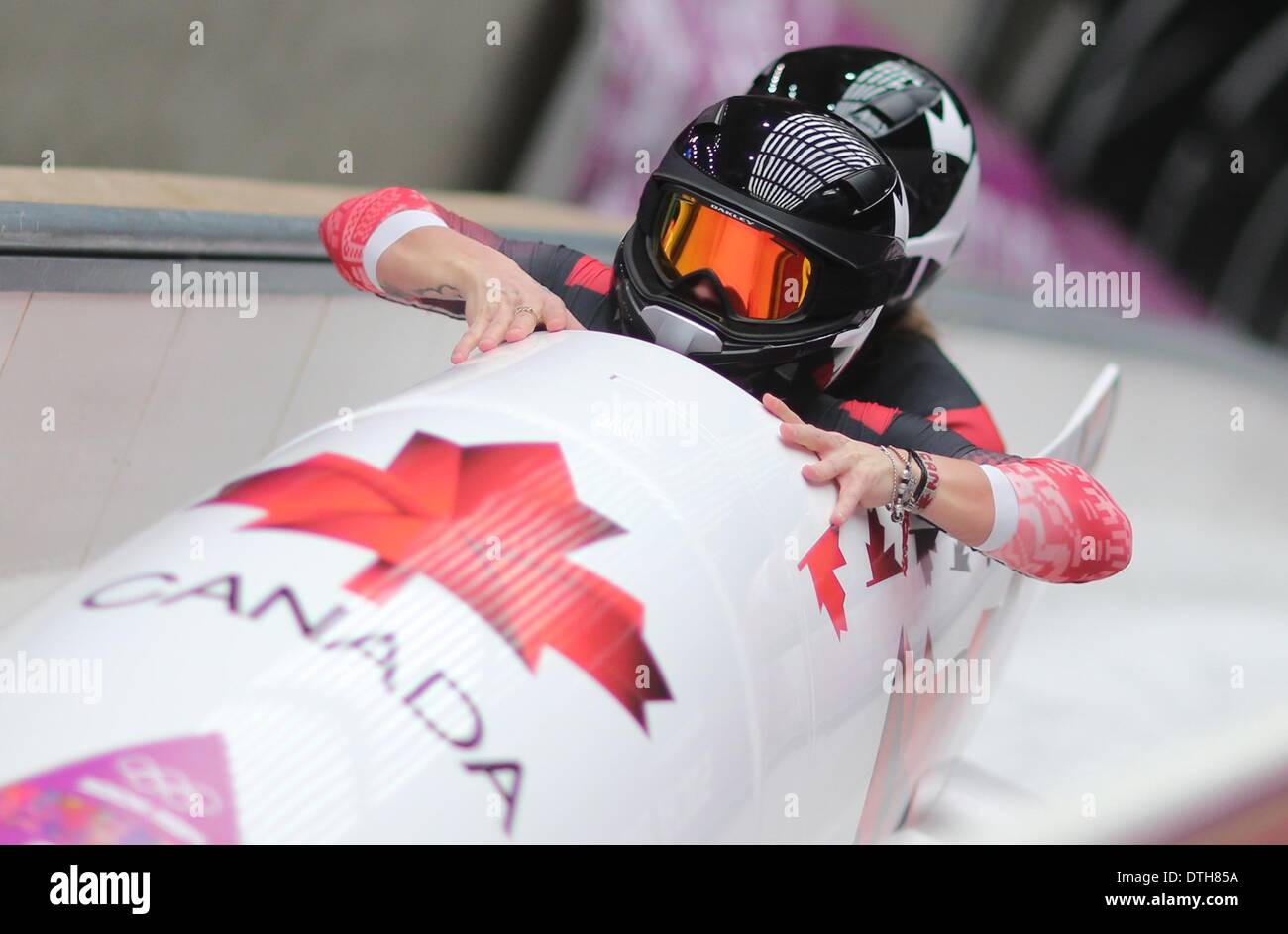 Sotschi, Russland. 18. Februar 2014. Kaillie Humphries (L) und Heather Moyse von Team Canada 1 reagiert nach der Frauen Bob-Heat 1 in Sliding Center Sanki an die Olympischen Spiele 2014 in Sotschi, Krasnaya Polyana, Russland, 18. Februar 2014. : Bildnachweis Fredrik von Erichsen/dp: © Dpa picture-Alliance/Alamy Live News Stockfoto