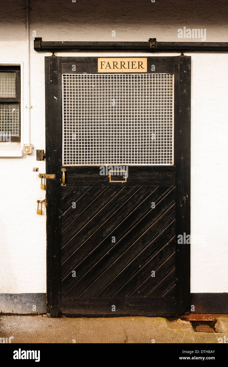 Tür, ein Hufschmied-Workshop an einem beständigen yard Stockfoto