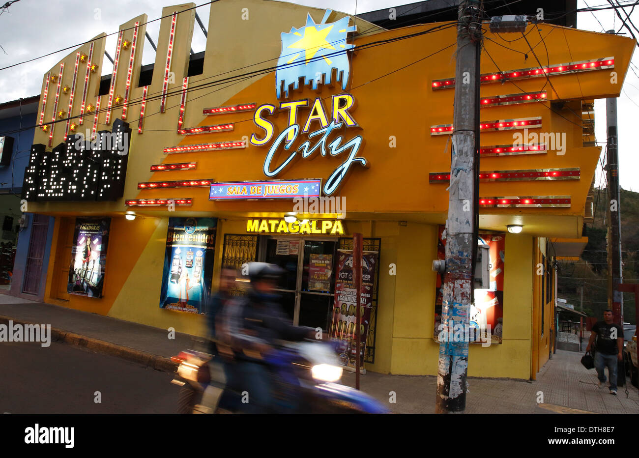Video-Spiel-Salon, Straßenszene, Matagalpa, Nicaragua Stockfoto