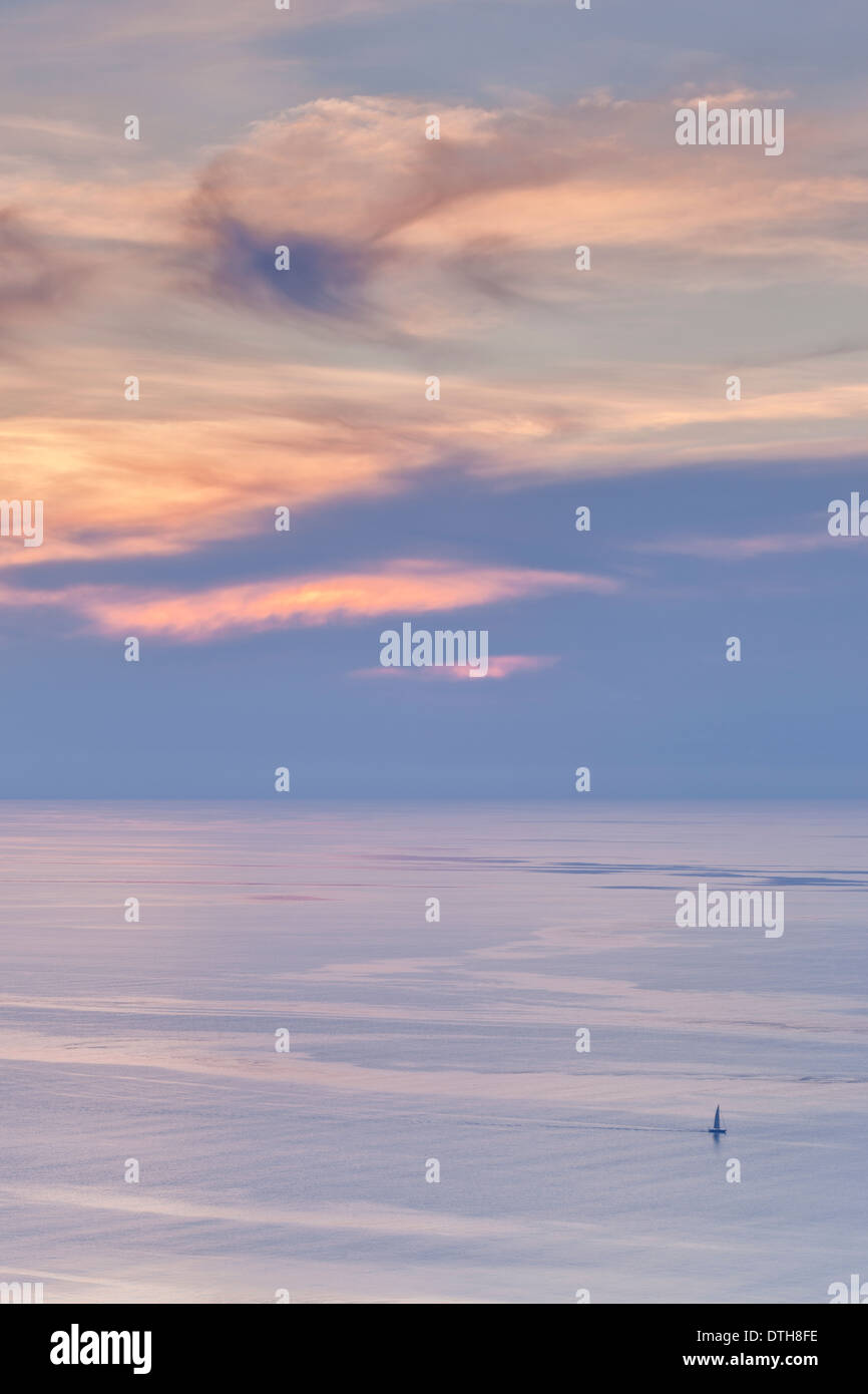 Frühling Sonnenuntergang Himmel auf das ruhige Meer gespiegelt. Blick von der nordwestlichen Küste von Mallorca, Balearen, Spanien Stockfoto