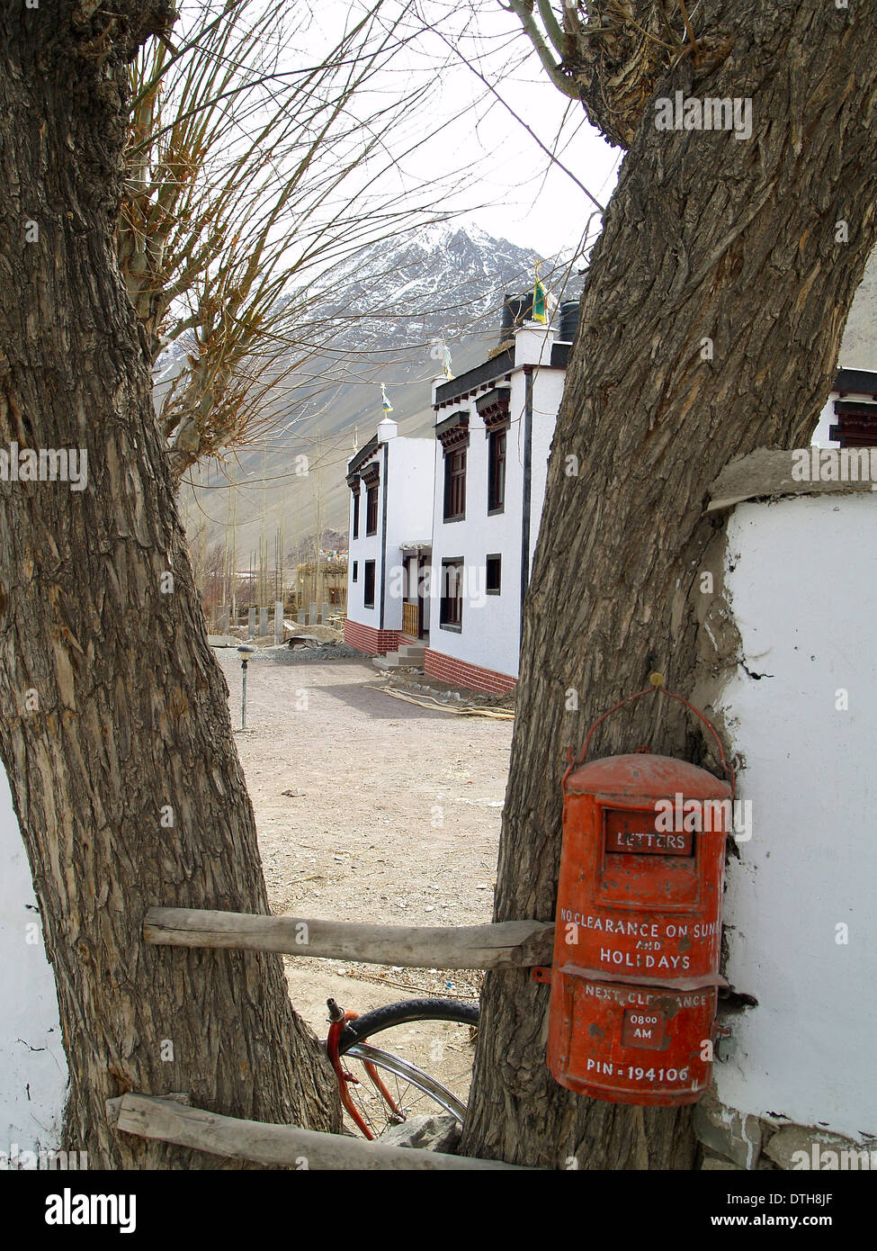 Einen kleinen roten Briefkasten in Alchi, Ladakh, Indien Stockfoto