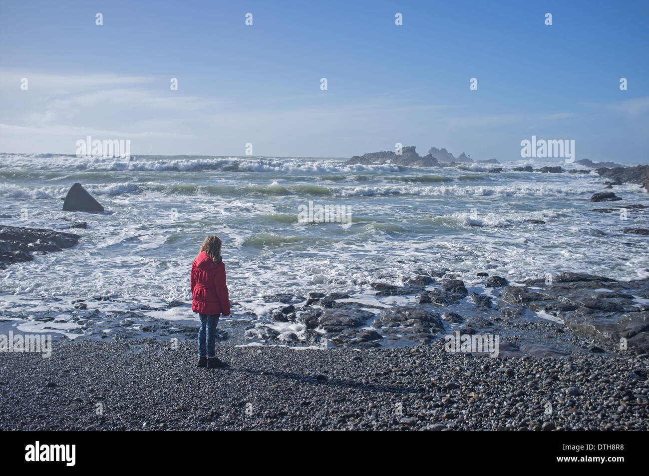 Ein 12 Jahres altes Mädchen starrt auf stürmischer See Stockfoto